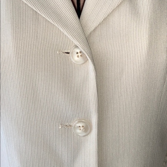 Garfield & Marks | Cream Blazer - Picture 2 of 9